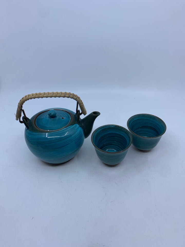 3PC TEAL AND WOOD HANDLE TEA POT AND 2 TEA CUPS.