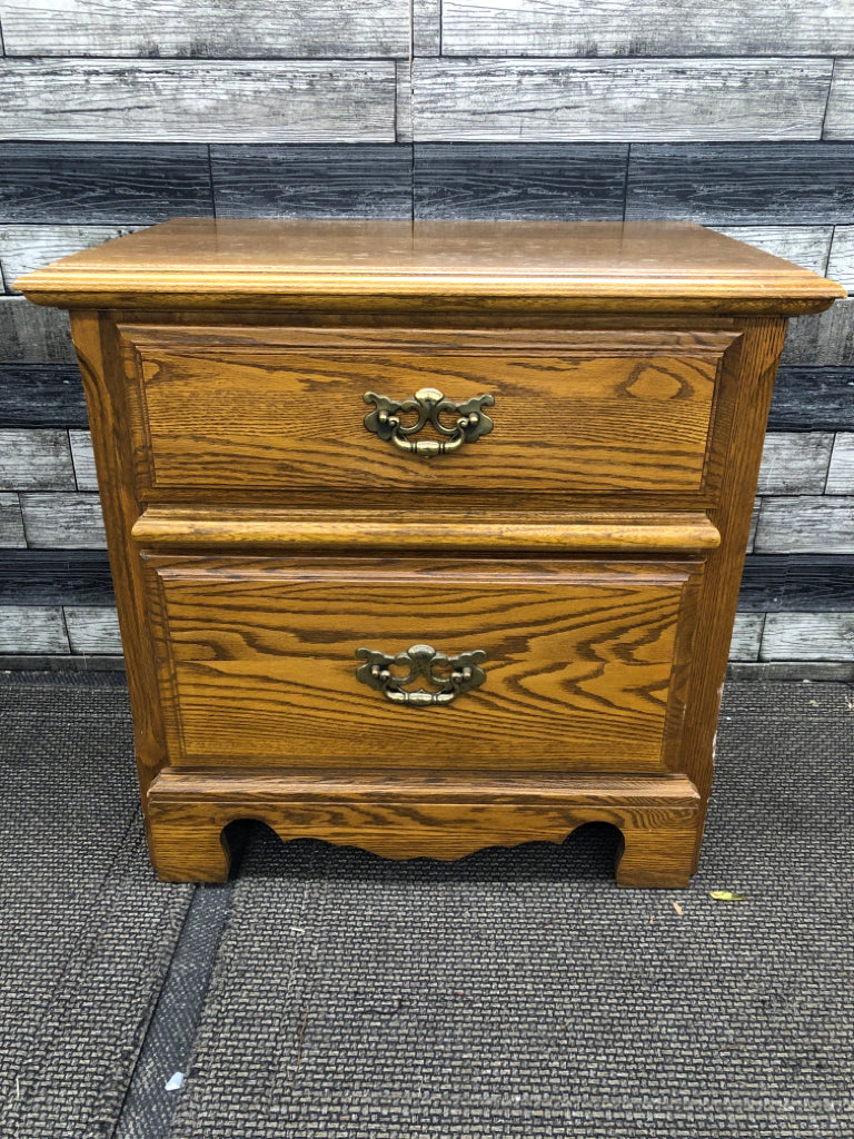 2 DRAWER OAK NIGHTSTAND.