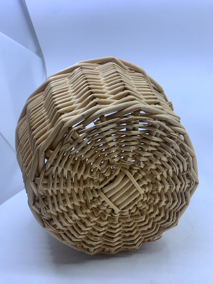BLONDE CIRCLE BASKET W/ LONG HANDLES.