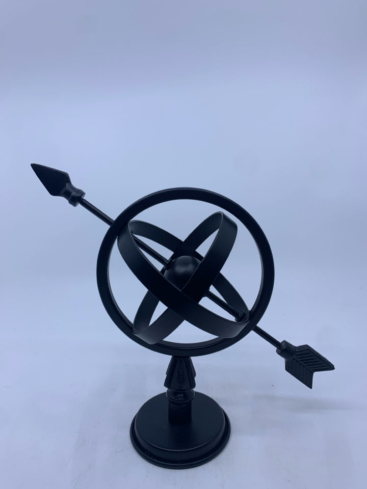 BLACK METAL ARROW SPHERE DECOR.