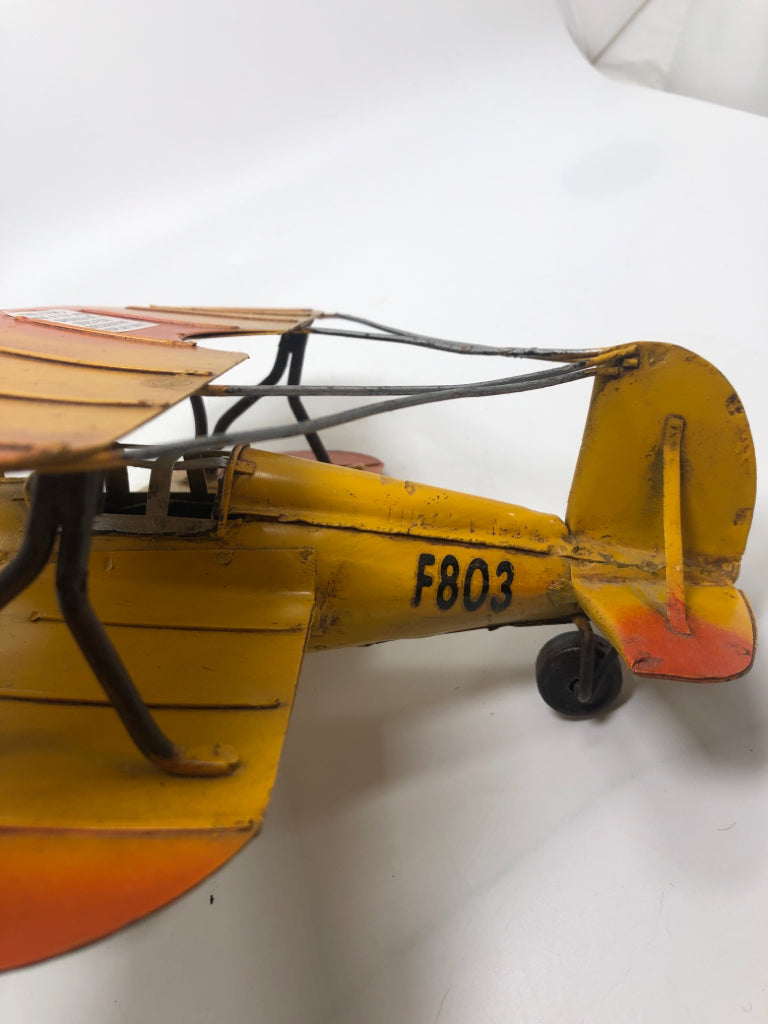 VTG-STYLE YELLOW DECOR PLANE.