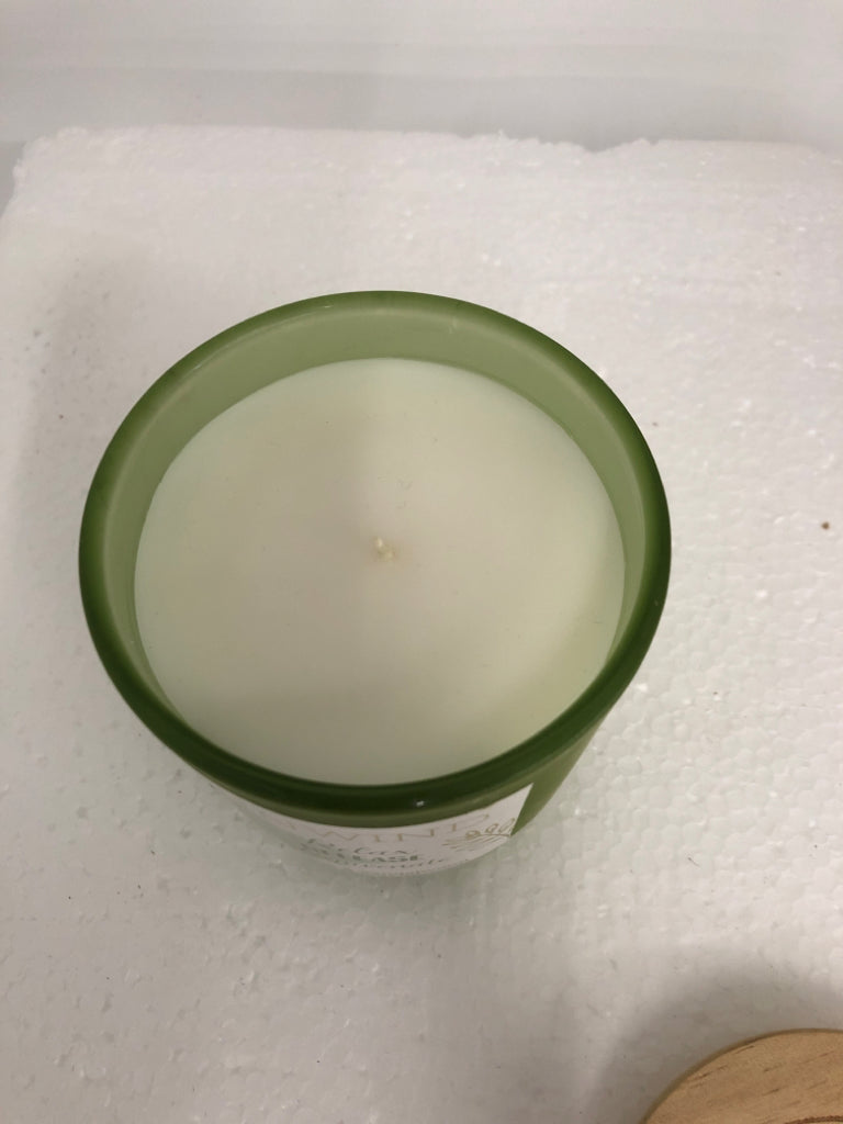JASMINE AND SANDLEWOOD CANDLE.