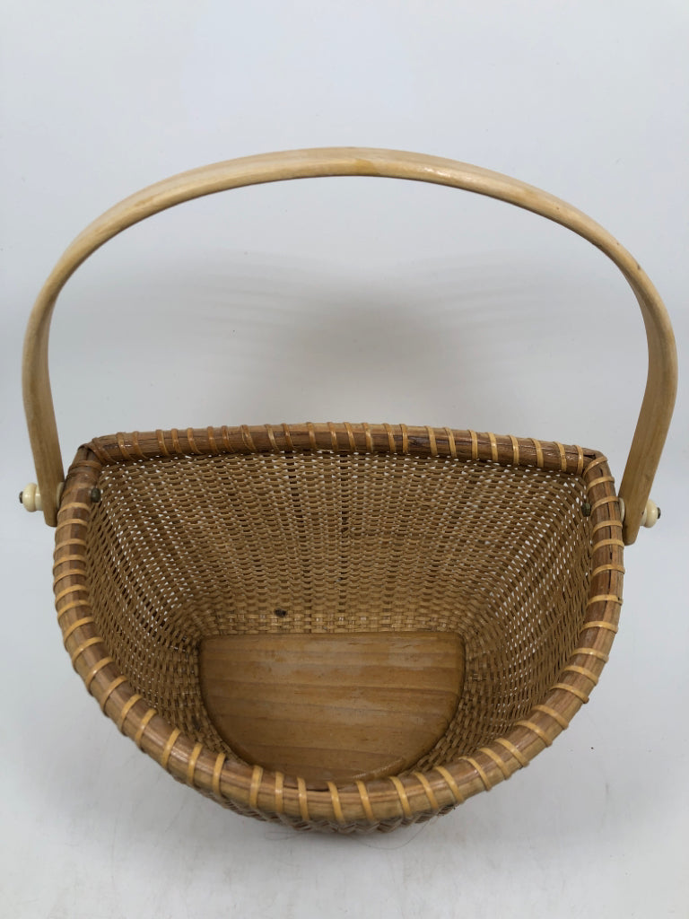 HALF CIRCLE WICKER BASKET W/WOOD HANDLE.