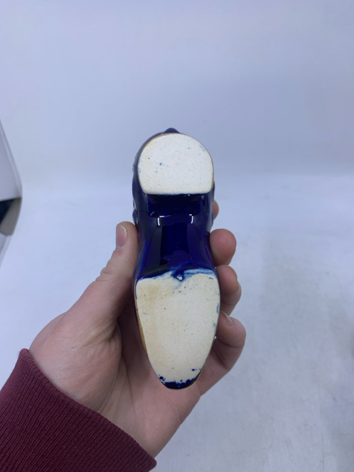 COBALT BLUE HIGH HEEL SHOE W/ GOLD LEAF DETAIL.