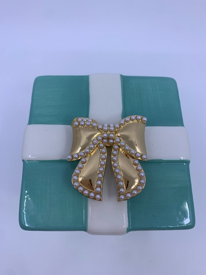 AQUA/WHITE PRESENT SHAPED CANDLE W/ GOLD BOW CITRUS.