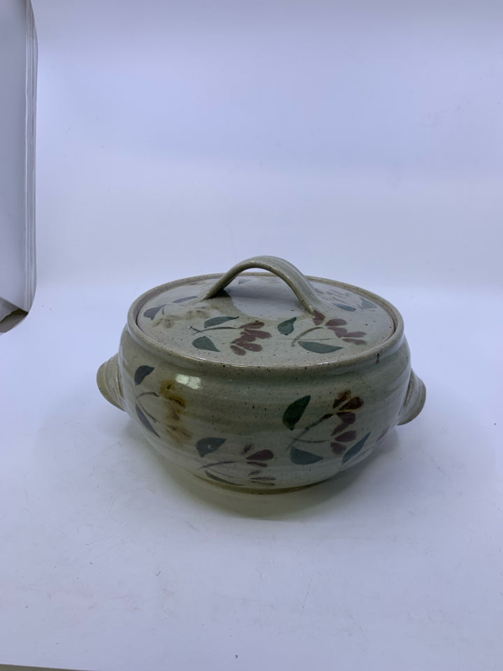 LARGE COVERED POT W/ BROWN FLOWERS.