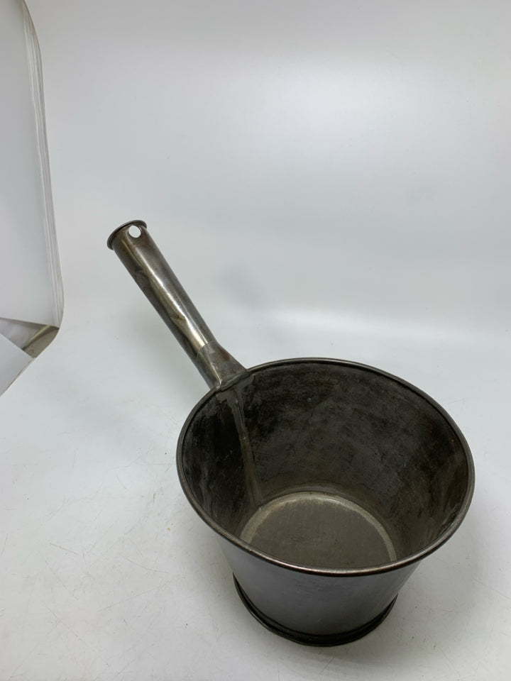 GREY METAL DECOR POT W/ HANDLE.