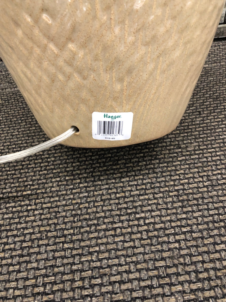 VTG TAN TEXTURED HAEGER POTTERY LAMP W/TAN SHADE.
