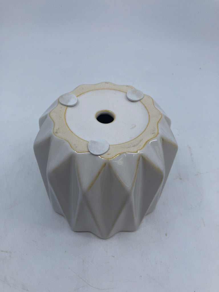 WHITE CERAMIC STAR SHAPED PLANTER W/ DRAIN HOLE.