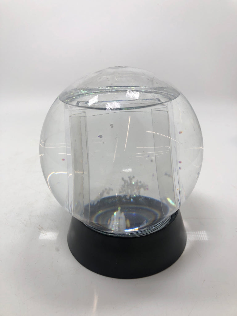 PLASTIC SNOWGLOBE PHOTO HOLDER.