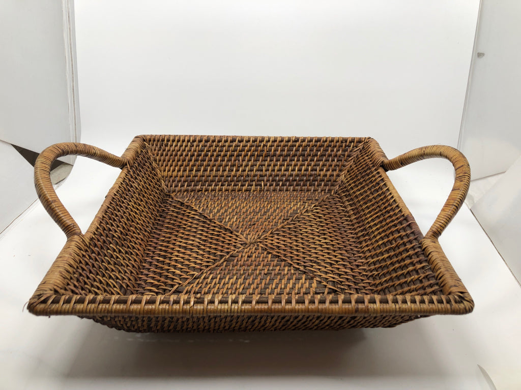 WOVEN SQUARE TRAY W/HANDLES.