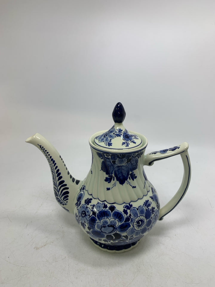 VTG HAND PAINTED FLORAL TEA POT.