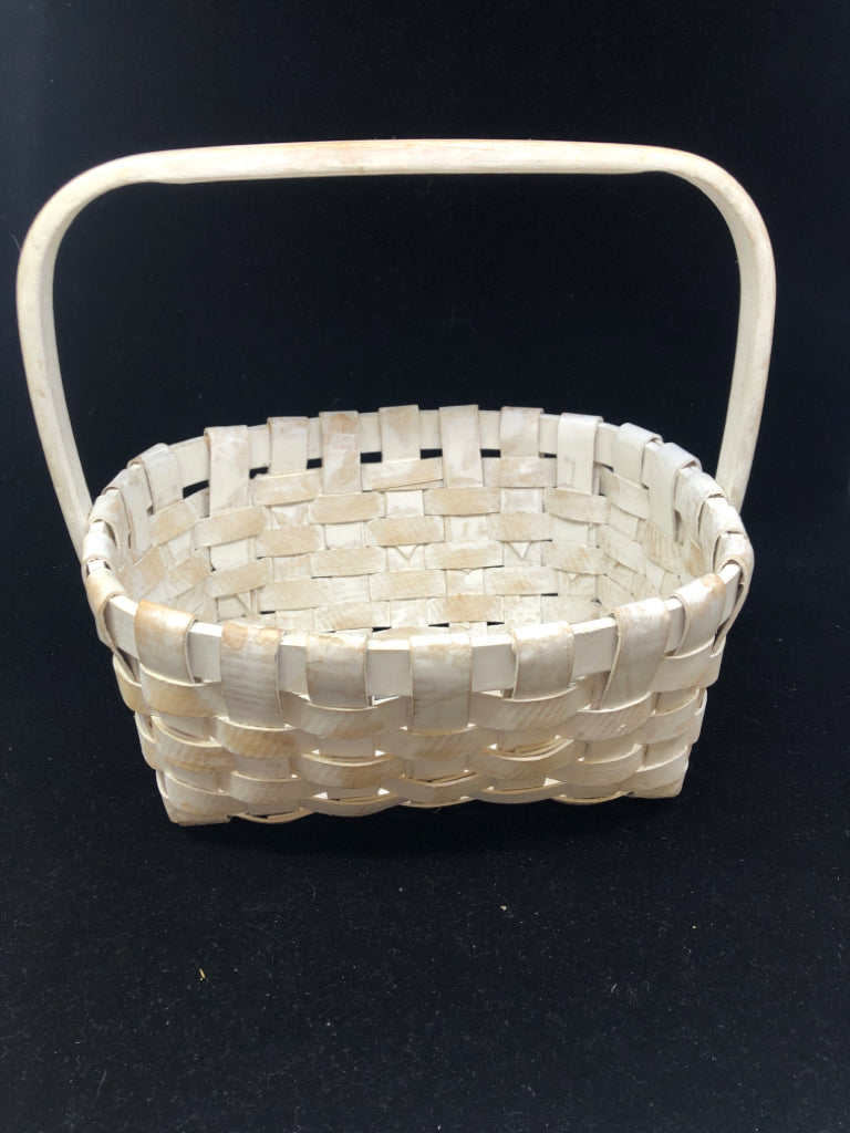 WHITE WASHED BASKET W SINGLE HANDLE.