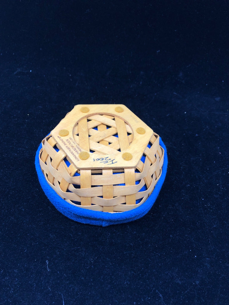 2001 SMALL HEXAGON BASKET W BLUE LINER + PROTECTOR.