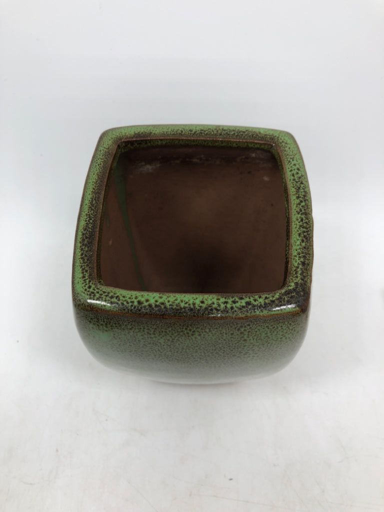 GREEN SPECKLED SQUARE PLANTER.