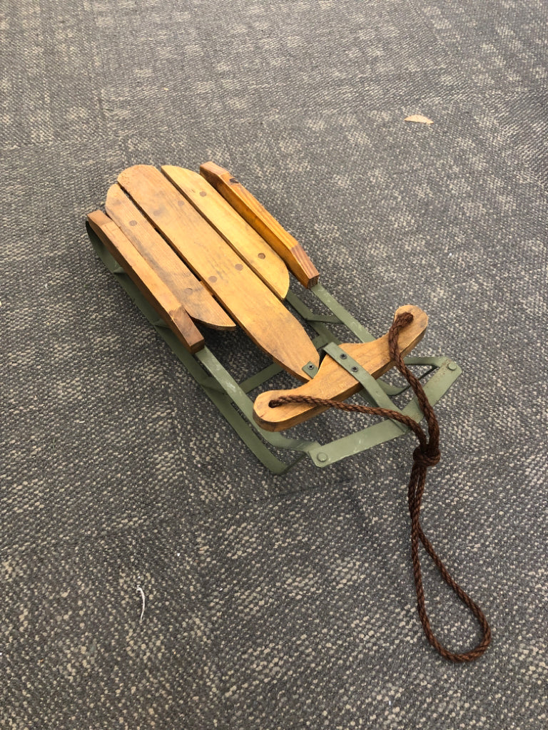 VTG-STYLE DECOR SLEIGH.