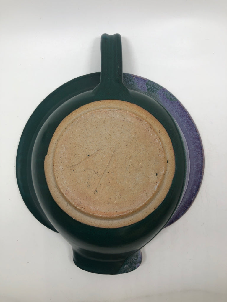 BLUE DIPPED STONEWARE BOWL W/HANDLE.