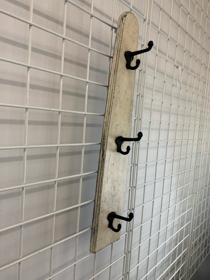 DISTRESSED 3-HOOK WALL HANGING.