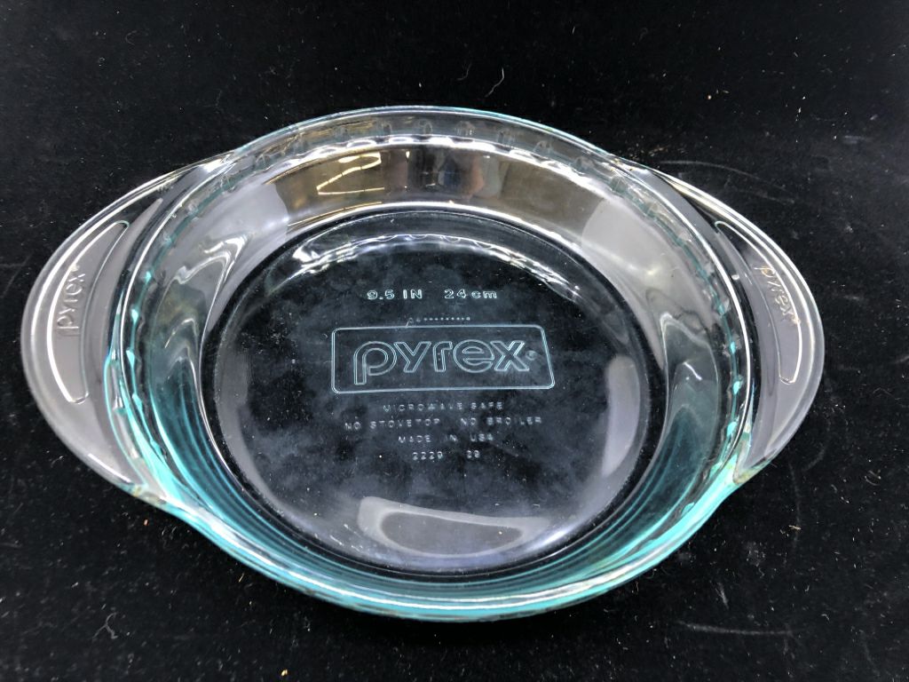 PYREX PIE DISH W/HANDLES.