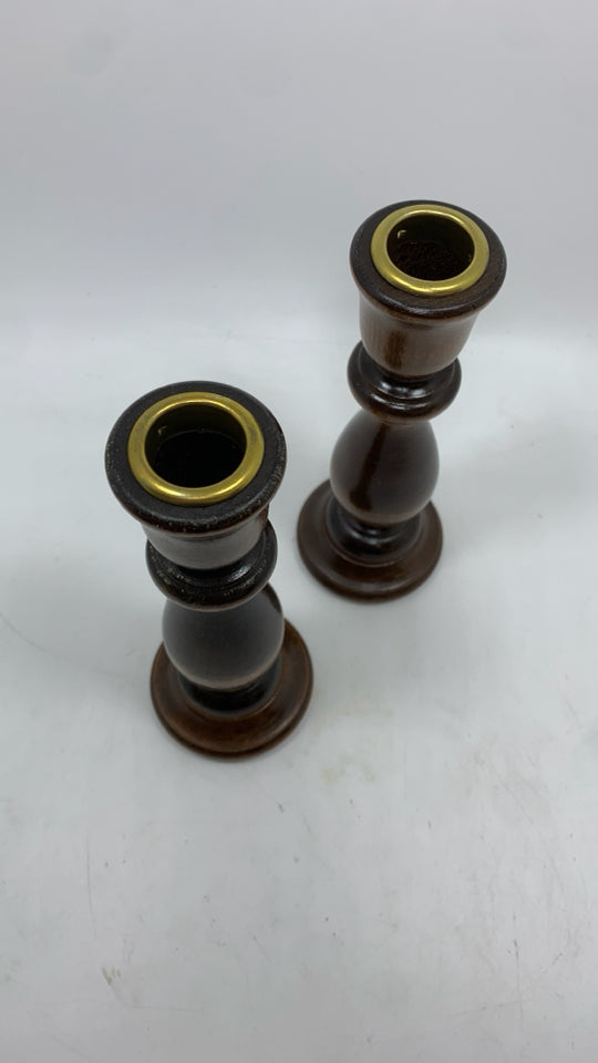 2 WOOD SPINDLE CANDLESTICK HOLDERS.