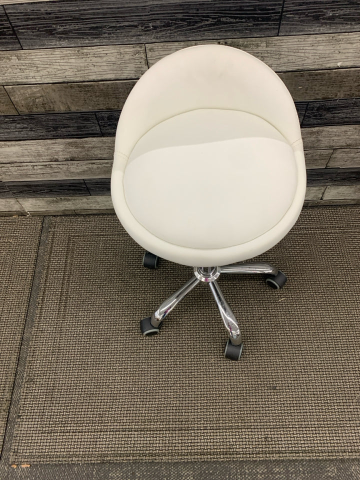 WHITE LEATHER ADJUSTABLE SPINNING CHAIR/ STOOL LOW BACK ON WHEELS.