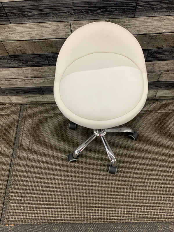 WHITE LEATHER ADJUSTABLE SPINNING CHAIR/ STOOL LOW BACK ON WHEELS.