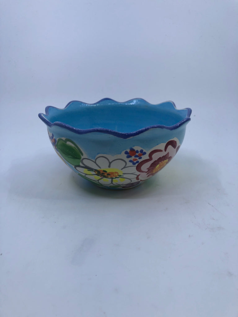 BLUE FLORAL WAVY EDGE BOWL.