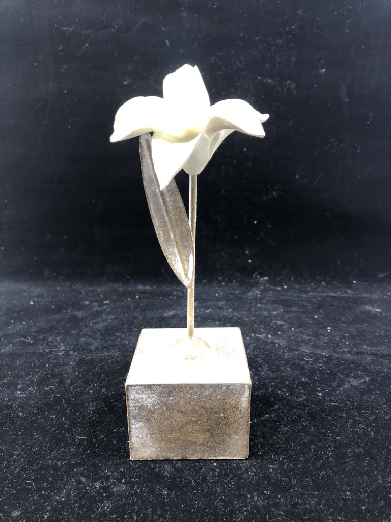 WHITE METAL STANDING FLOWER IN BLOCK.