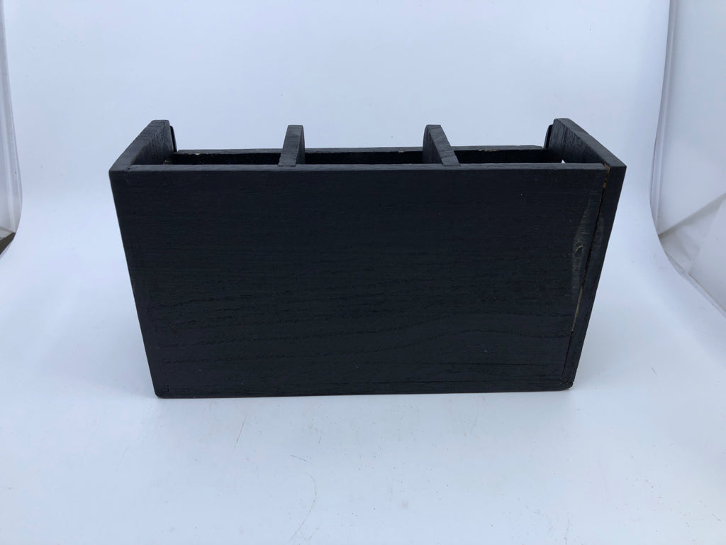 BLACK WOOD UTENSIL HOLDER.