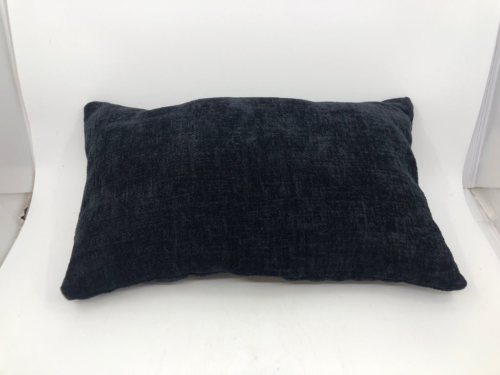 SMALL BLACK RECTANGLE PILLOW.