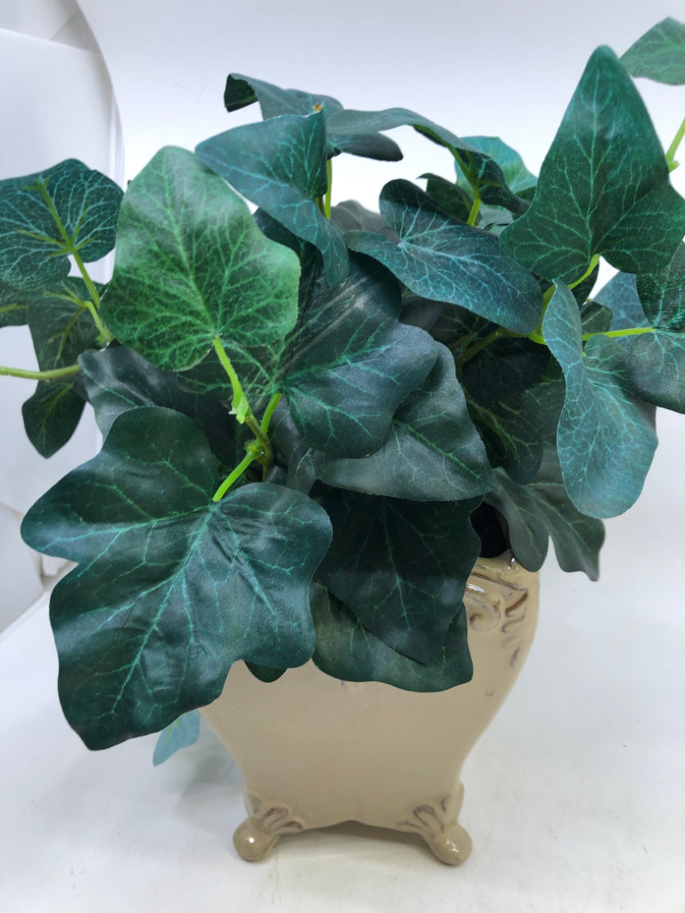 FAUX IVY IN A GREY/BROWN POT.