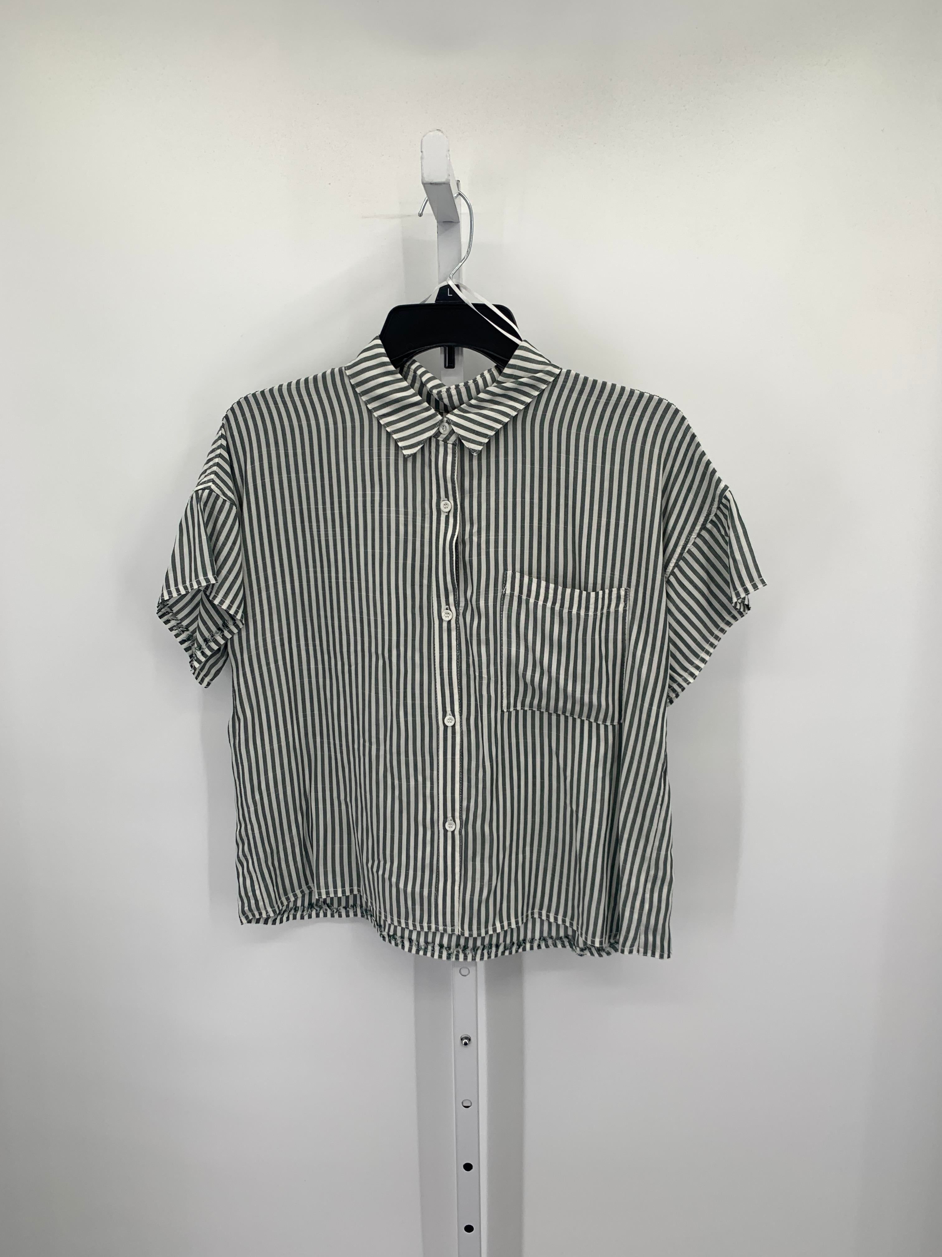 Size Medium Juniors Short Sleeve Shirt