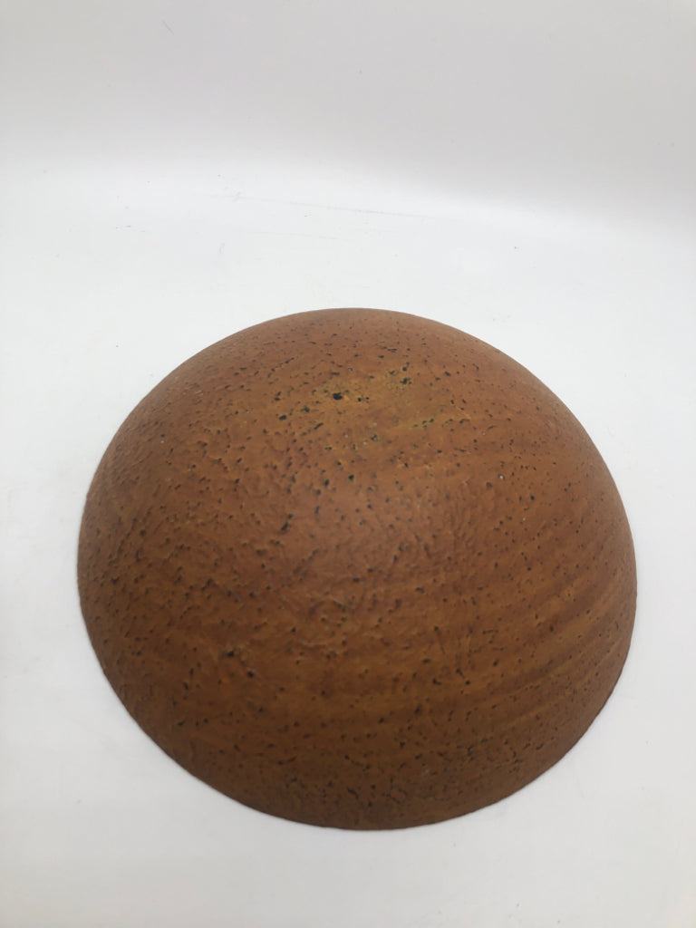 PRIMITIVE WOOD BOWL W/6 RED PLAID FILLER BALLS.