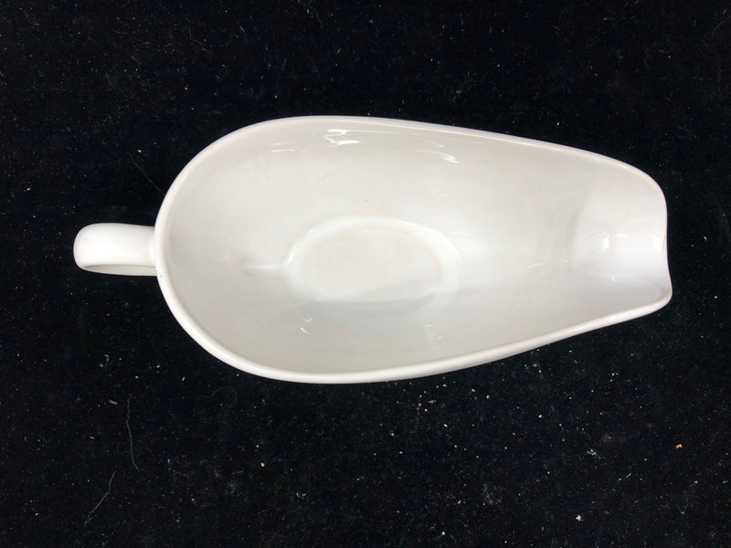 WHITE CERAMIC GRAVY BOAT AND PLATE.