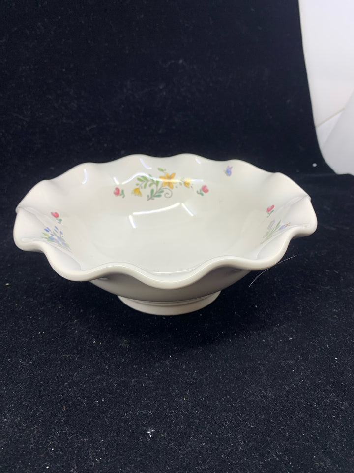 FLORAL WAVY EDGE BOWL.