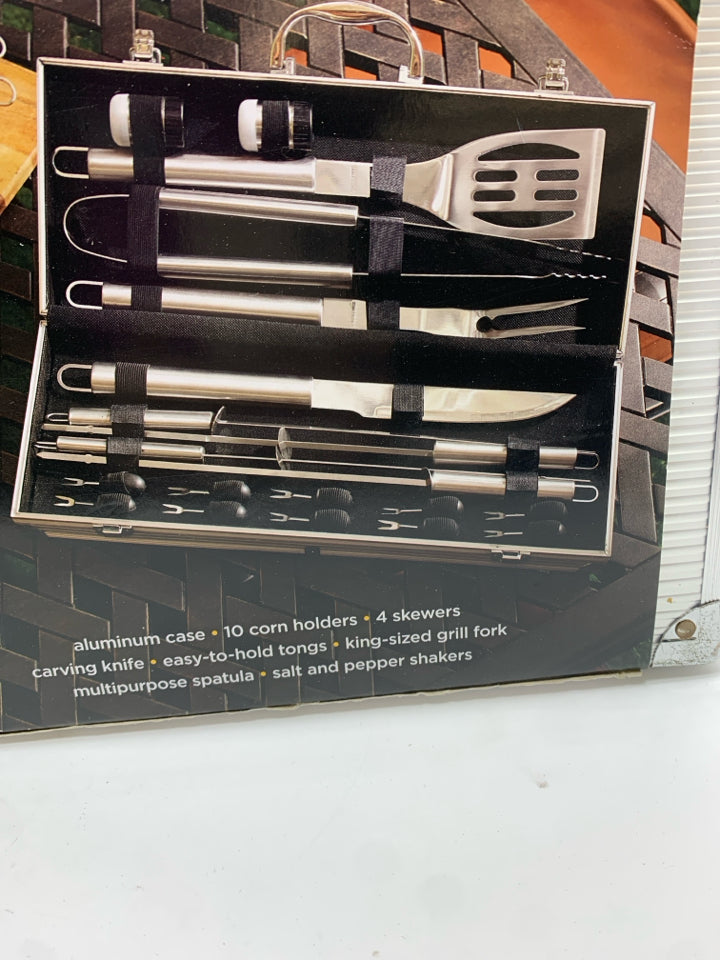 NIP RAYMOUR & FLANIGAN 21PC GRILL SET.