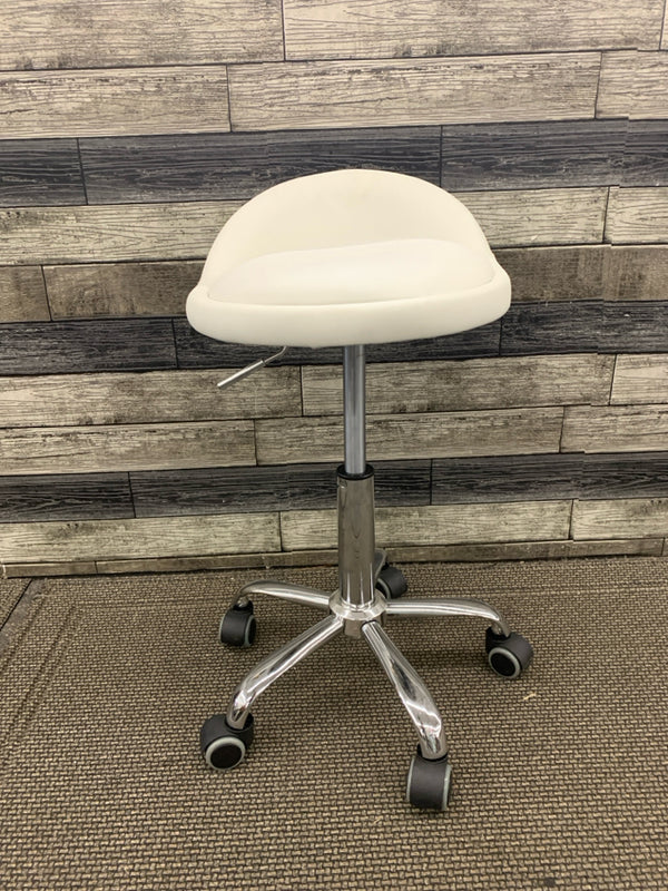 WHITE LEATHER ADJUSTABLE SPINNING CHAIR/ STOOL LOW BACK ON WHEELS.