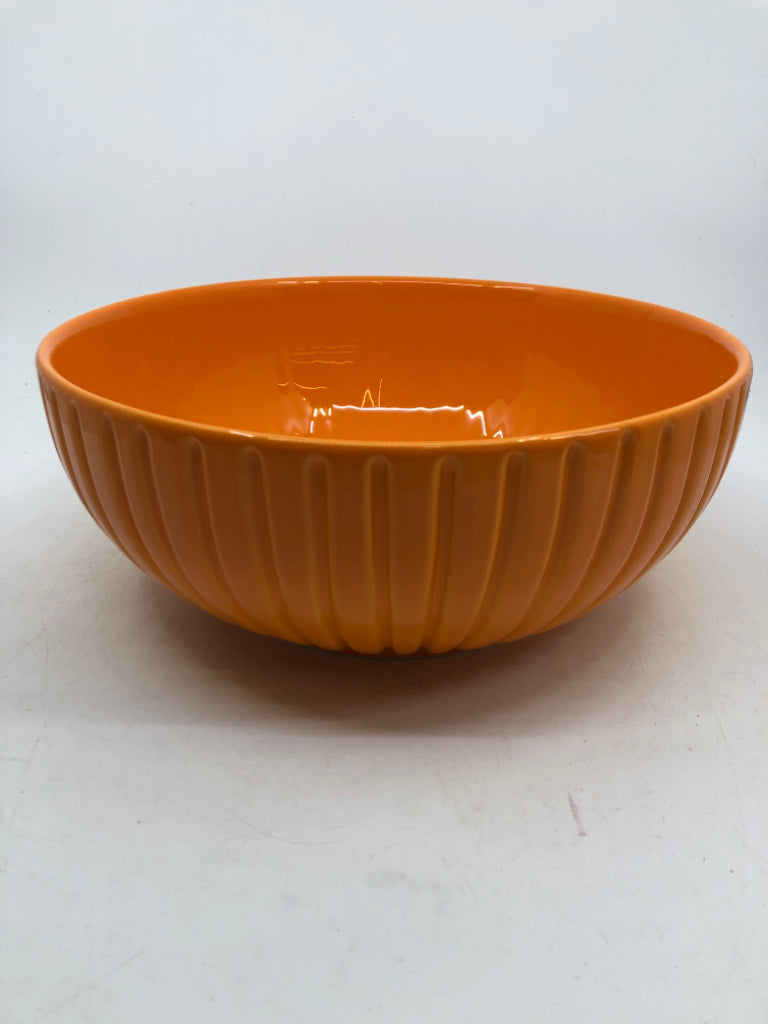 BRIGHT ORANGE SERVING BOW W/ RIBBED OUTSIDE.