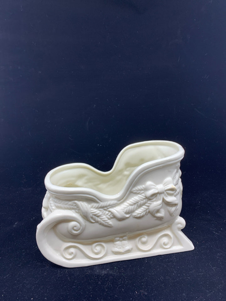 CREAM CERAMIC SLED DECOR.