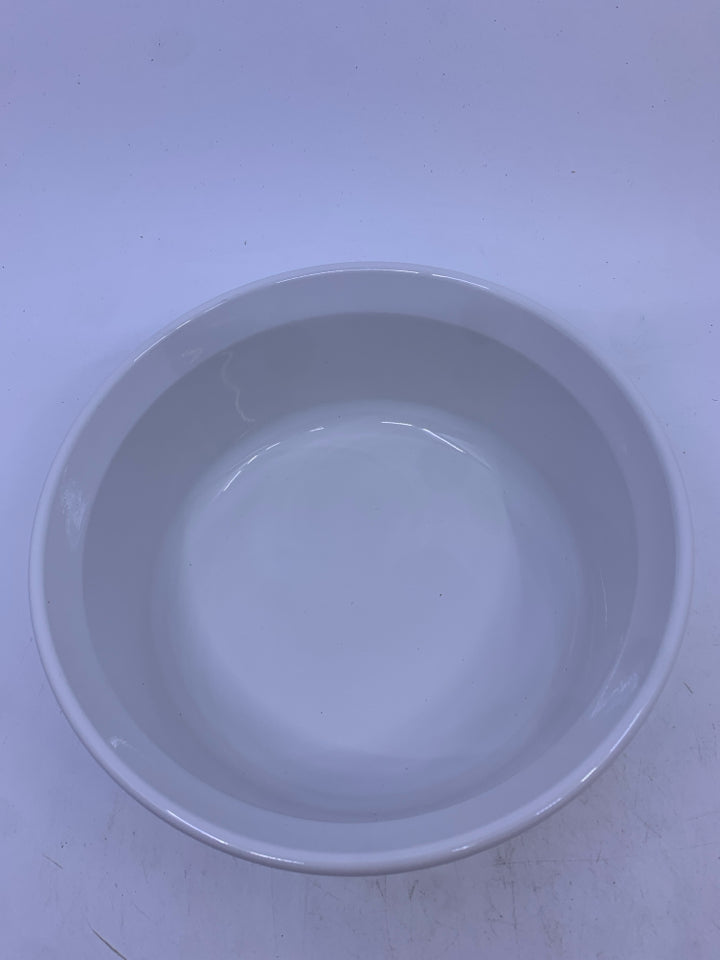 WHITE ROUND CORNING WARE SLIGHT RIBBED CASSEROLE DISH.