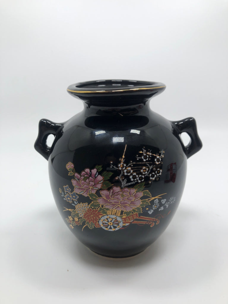 SM BLACK VASE W/FLORAL DETAILS.