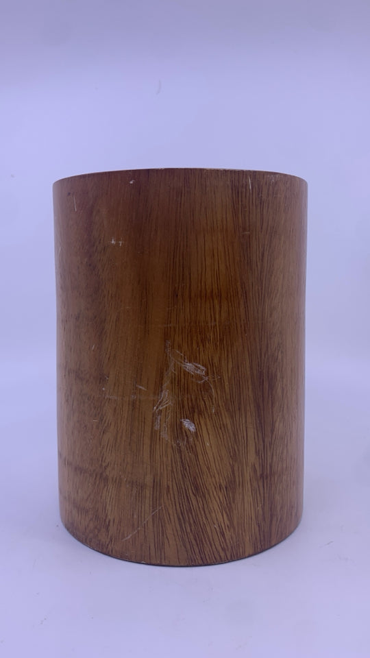 WOOD UTENSIL HOLDER.