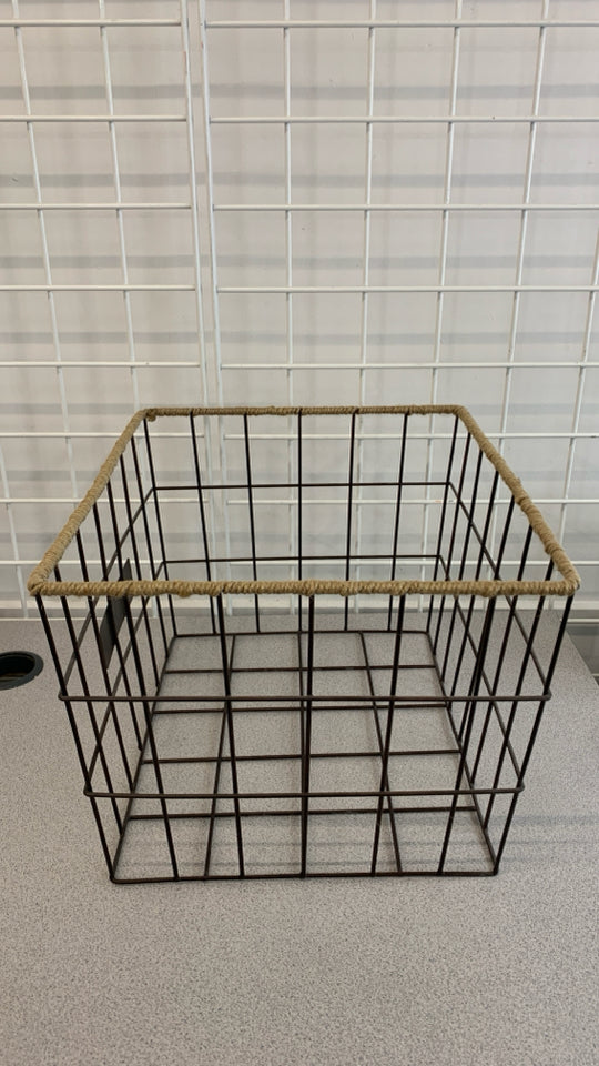 BROWN METAL STORAGE BASKET W/TWINE WRAPPED EDGE.