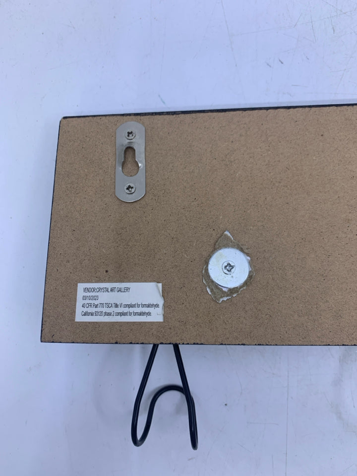 BLACK/WHITE WELCOME W/ 4 METAL HOOKS.