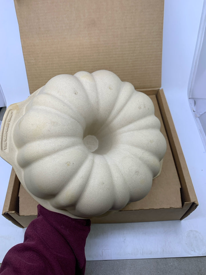 STONEWARE FLUTED PAN IN BOX RETIRED.