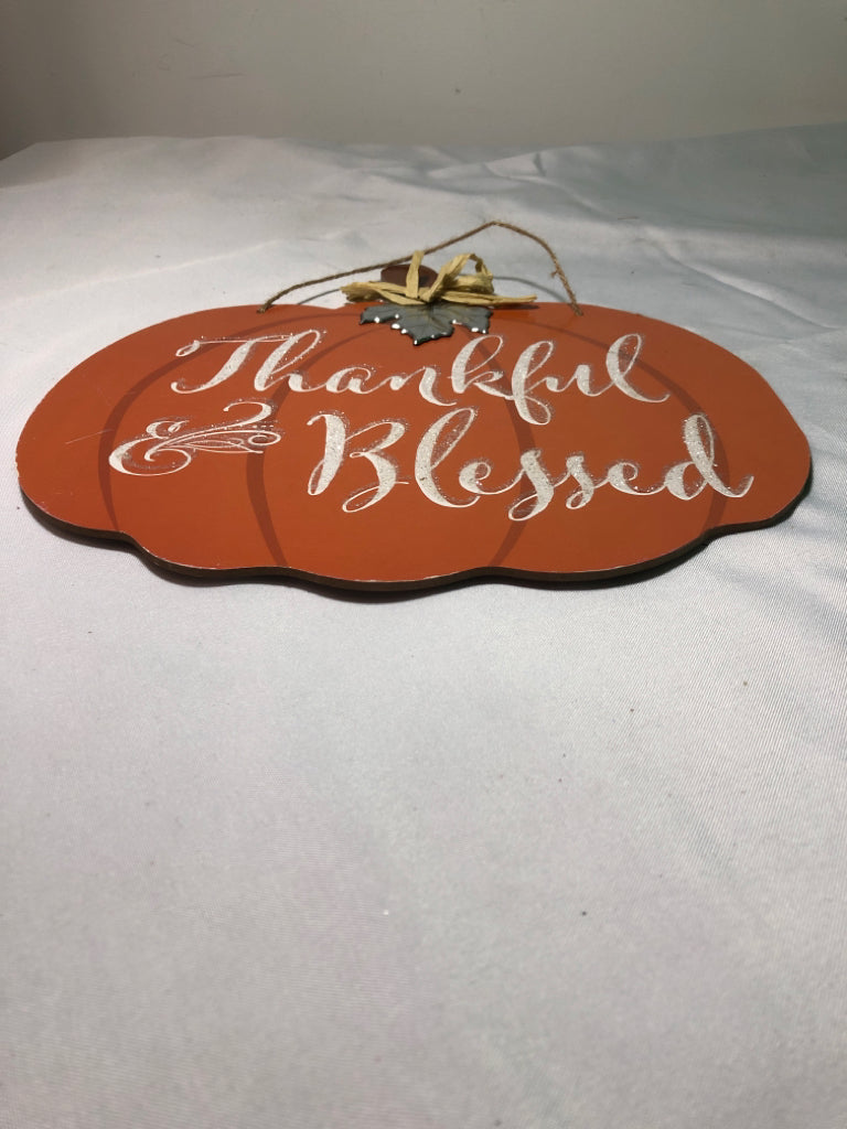 THANKFUL BLESSED GLITTER PUMPKIN WALL HANGING.