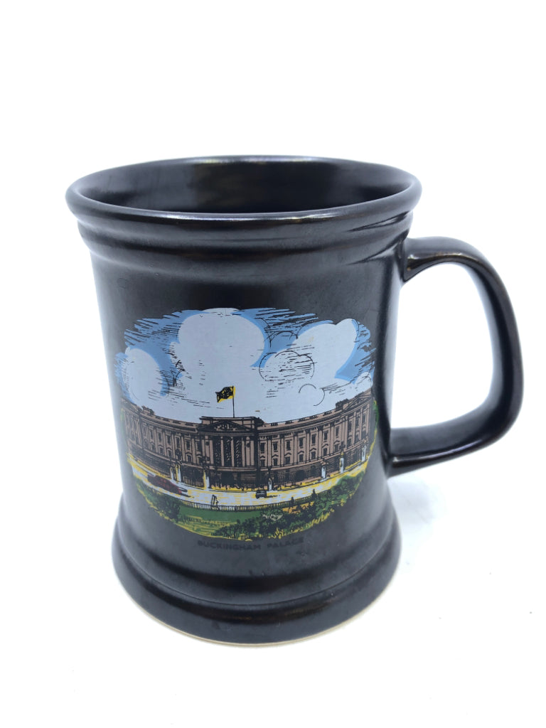 BUCKINGHAM PALACE BLACK MUG.
