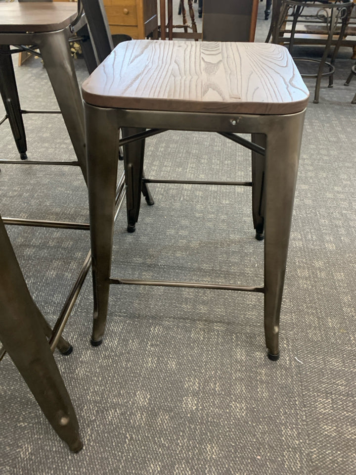 DARK BROWN WOOD TOP W/ METAL BASE 6 CHAIRS 4 BACKS 2 STOOLS.