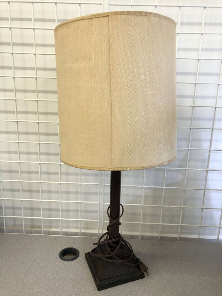 DISTRESSED STYLE SQUARE BASE LAMP.