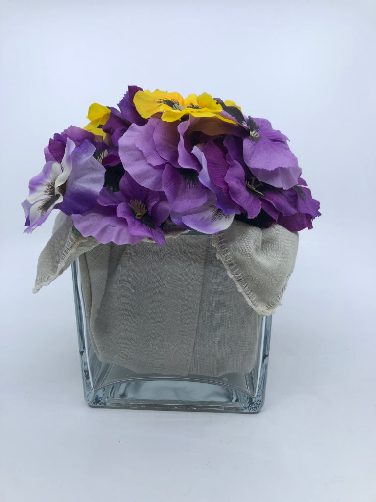 SQUARE GLASS VASE W/PURPLE AND YELLOW FLOWERS.